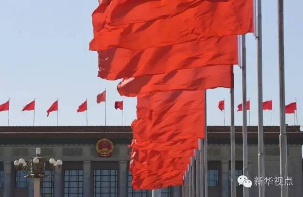 天安门广场红旗飘飘。（2016年3月10日摄）新华社记者 张领 摄