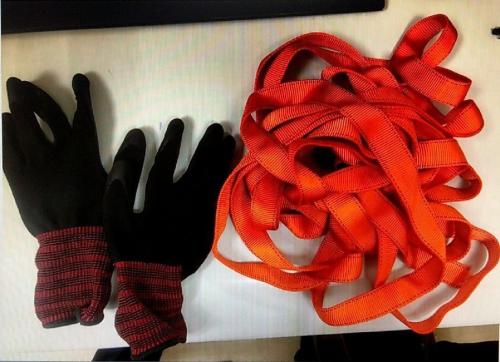 2名男大学生的手套、绳索。台湾《联合报》记者李奕昕/翻摄